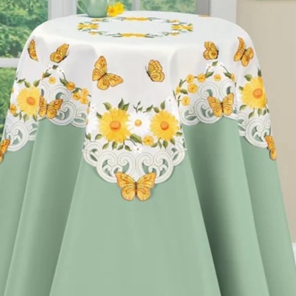 Daisy & Butterfly Embroidered Springtime Square Table Linen (New in Package) - Picture 1 of 4